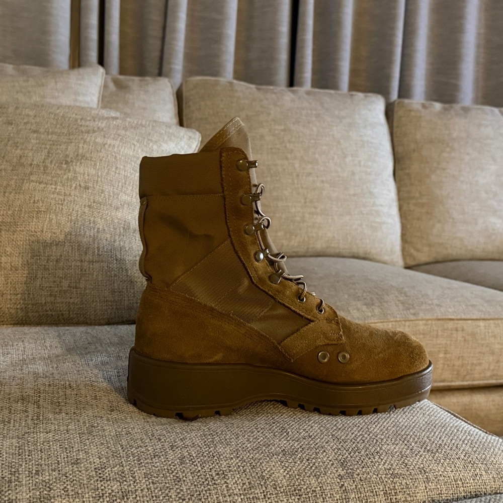 Men’s Hot Weather Combat Boots in Coyote Tan SZ: 9 - TO BE DONATED 6/1